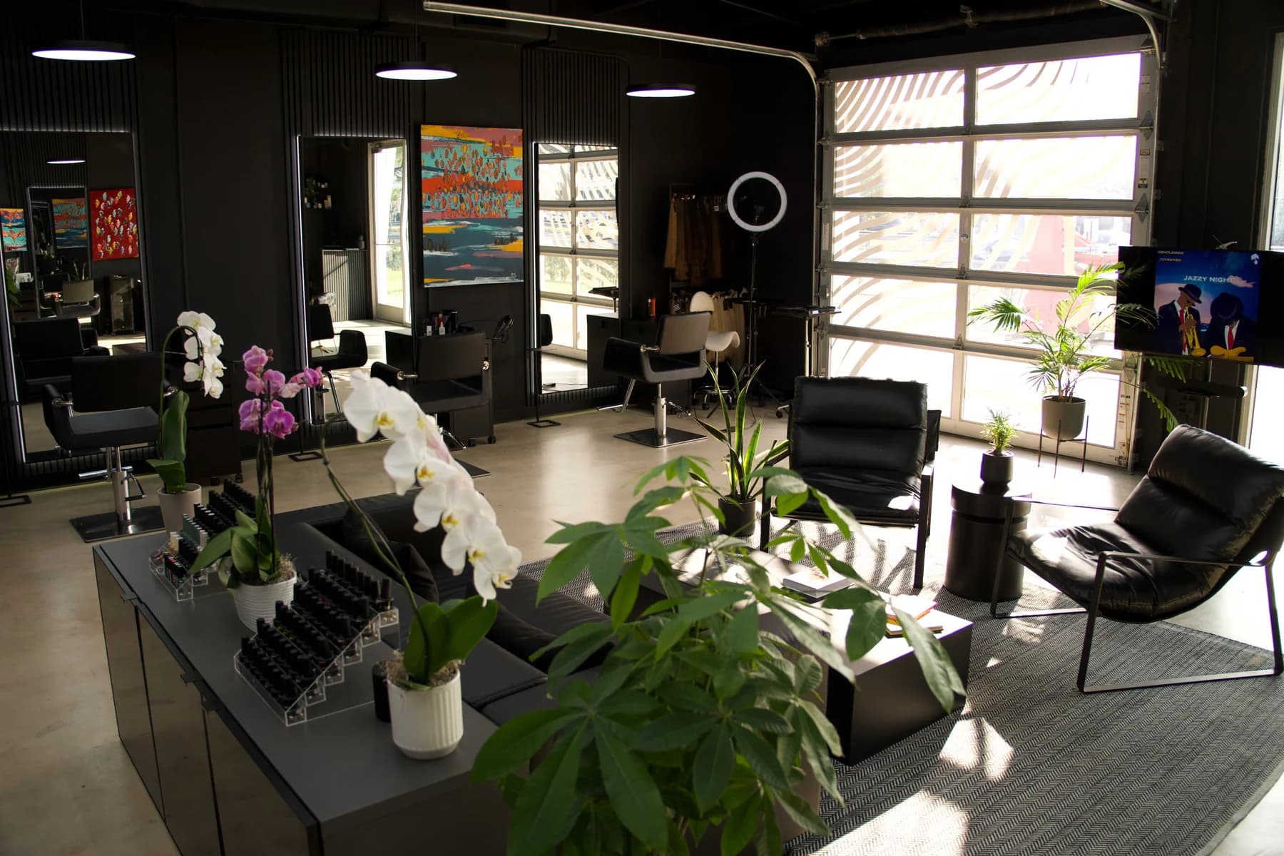 El interior de Enjoy It Beauty Lab: salón y zona de descanso